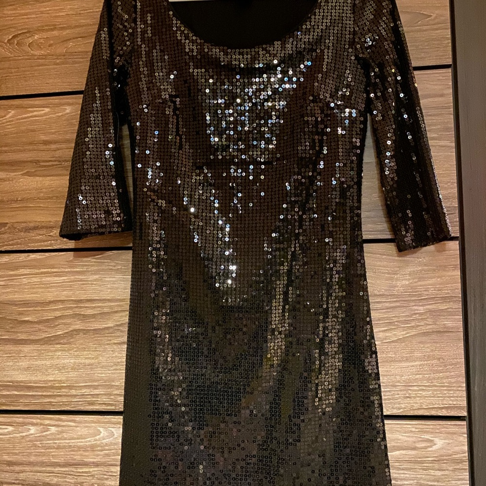 SEQUINED SCOOP NECK SHIFT DRESS size XS